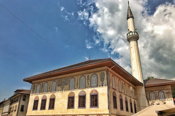 From Sarajevo: Travnik, Jajce, Pliva Lakes & Watermills Tour - Meeting the day: pickup timing, breakfast, and a guide who tells the story