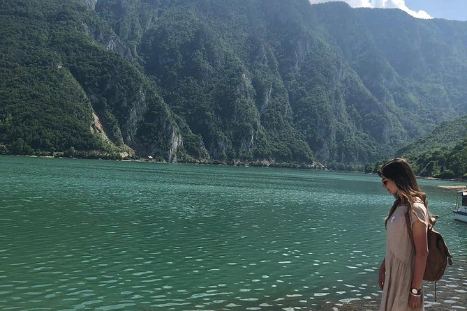 Sarajevo to Srebrenica: Genocide Study Tour with War Veteran - Srebrenica town and lunch: seeing the ghost city part of the day